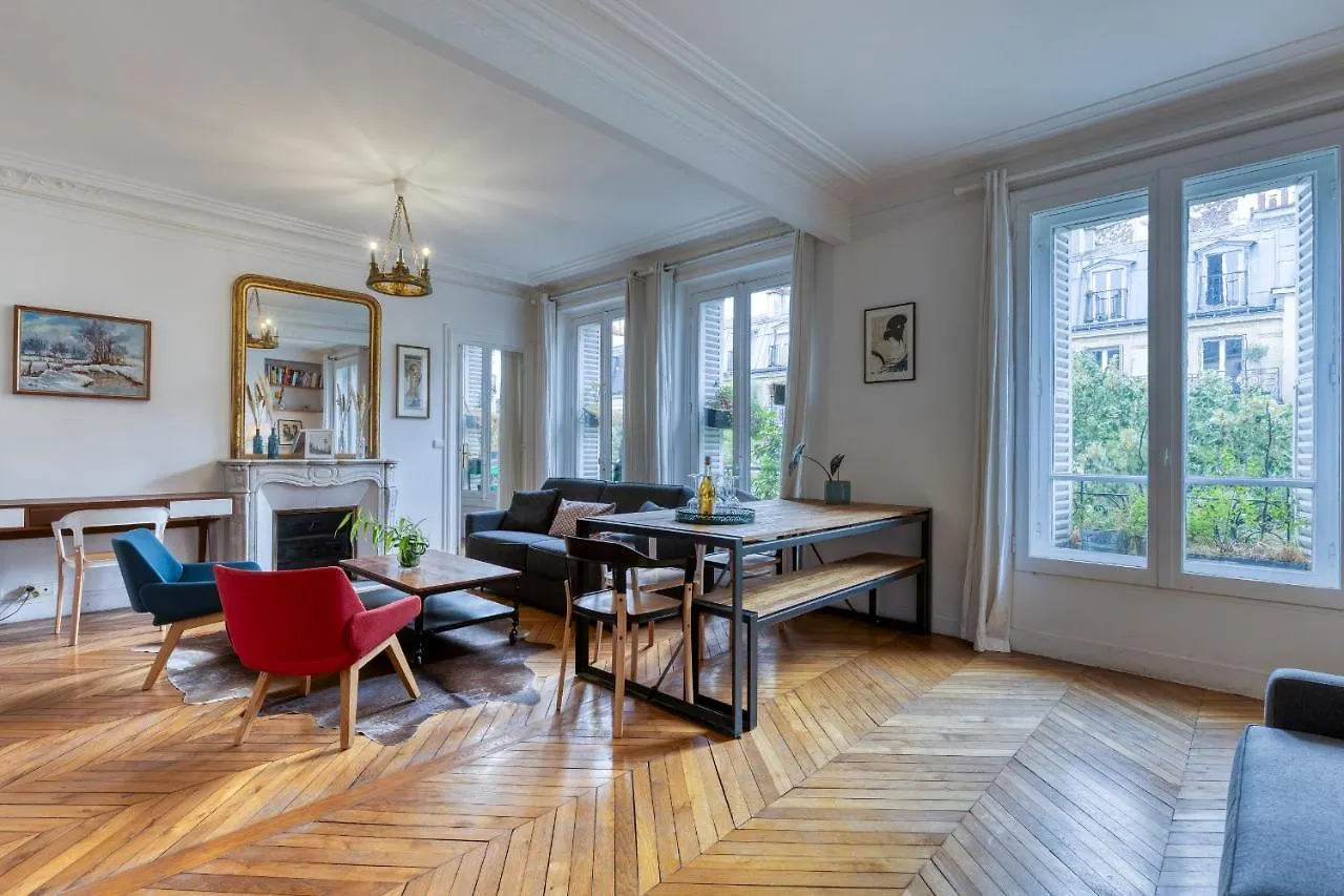 Bed and Breakfast Dans Les Arbres A Montmartre à Paris Couette-café