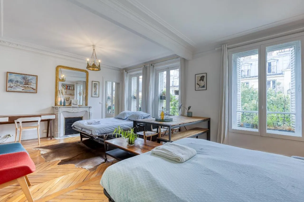 Bed and Breakfast Dans Les Arbres A Montmartre à Paris 0*,