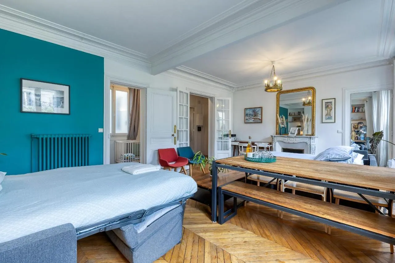 Bed and Breakfast Dans Les Arbres A Montmartre à Paris France